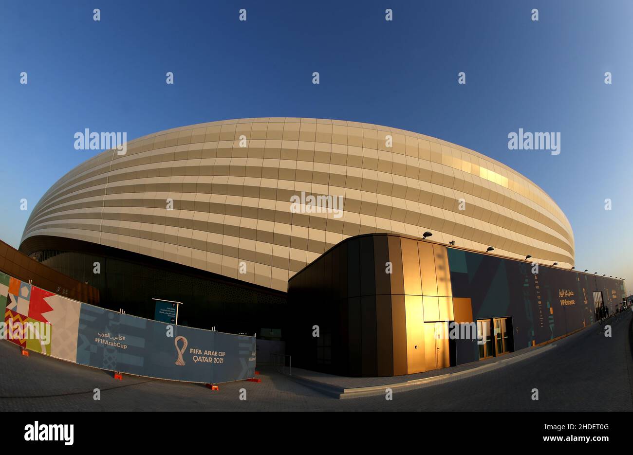 Vue générale à l'extérieur du stade Al Janoub à Al-Wakrah, Qatar, prise au coucher du soleil lors de la coupe arabe de la FIFA lors de la préparation de la coupe du monde de la FIFA 2022.Photo de MB Media 11/12/2021 Banque D'Images