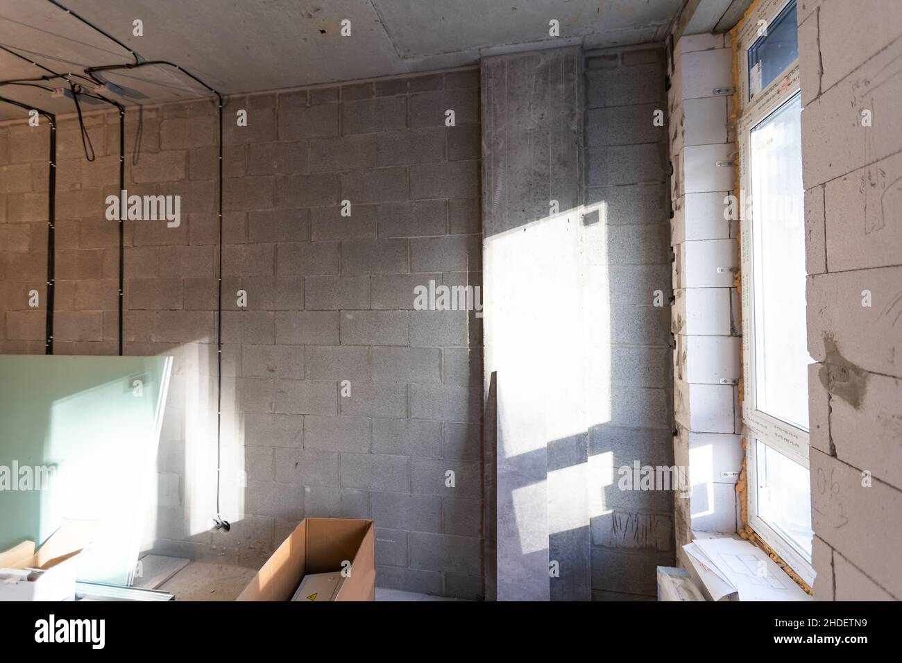 Le processus d'installation de cadres métalliques pour placoplâtre - cloisons sèches - pour la fabrication de murs de gypse dans l'appartement est en construction, remodelage Banque D'Images