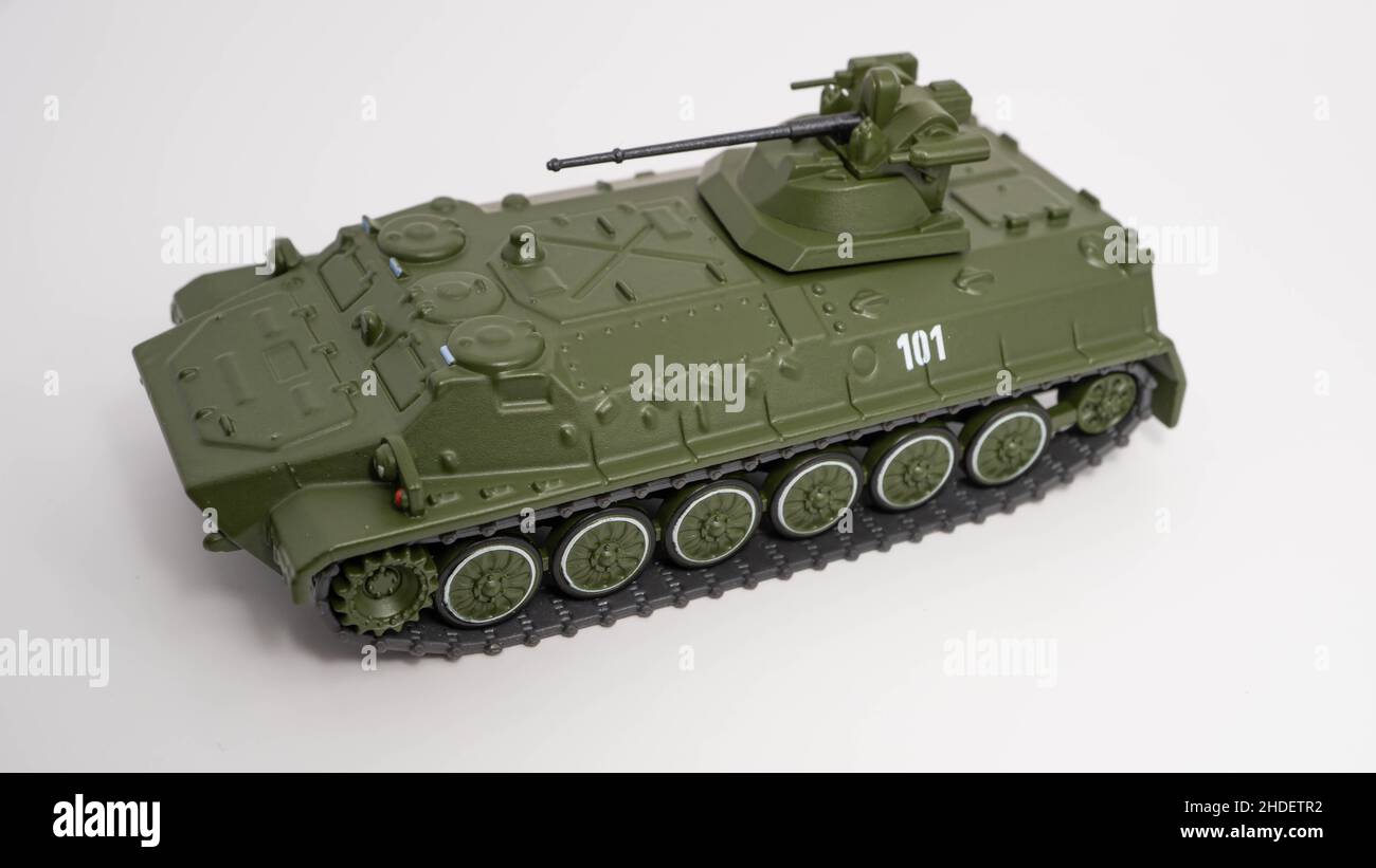 Gros plan d'un BMP-1 miniature, un véhicule d'infanterie blindé russe isolé sur fond blanc Banque D'Images