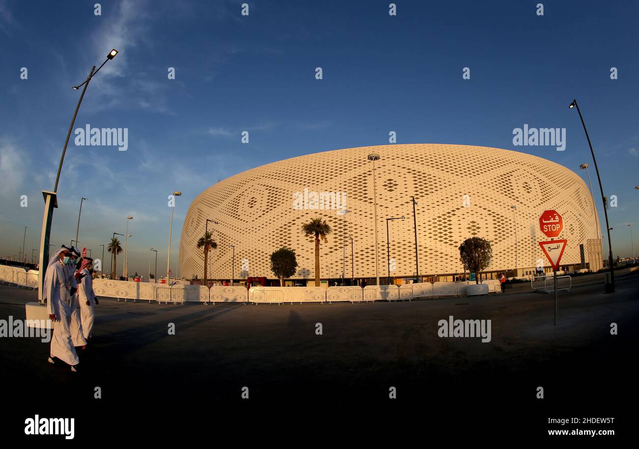 Vue générale à l'extérieur du stade Al Thumama à Al Thumama, au Qatar, prise pendant le coucher du soleil lors de la préparation de la coupe du monde de la FIFA 2022.Photo de MB Media 06/12/2021 Banque D'Images