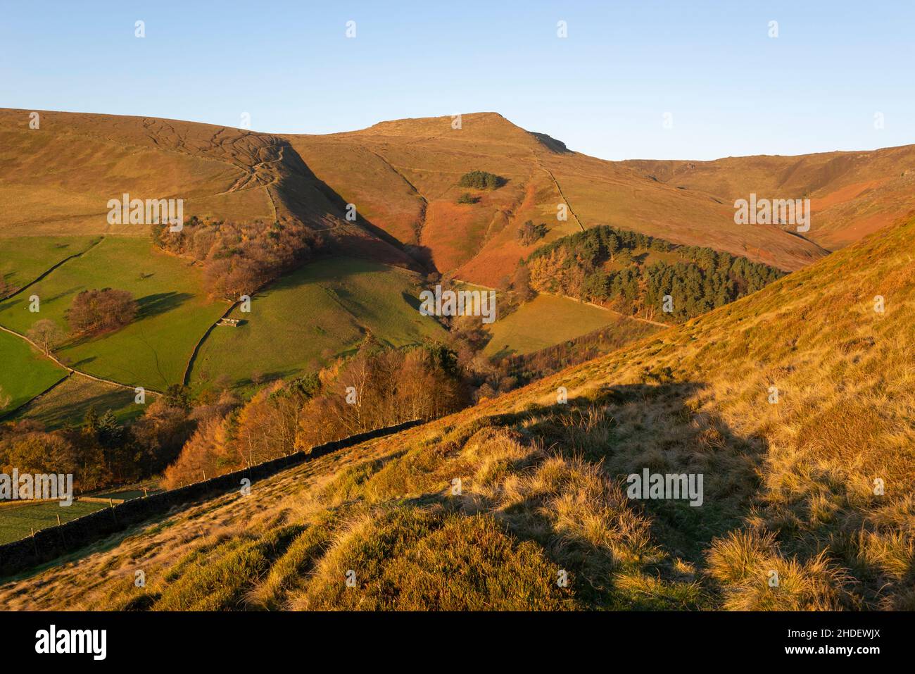 Grindsbrook Clough et Knoll à Edale, à la limite de Kinder Scout, dans le Peak District, dans le Derbyshire.Un matin ensoleillé de novembre. Banque D'Images