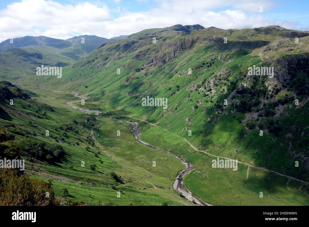 La vallée de Langstrath du chemin au Wainwright 'Eagle Crag' à Borrowdale, Lake District National Park, Cumbria, Angleterre, Royaume-Uni. Banque D'Images