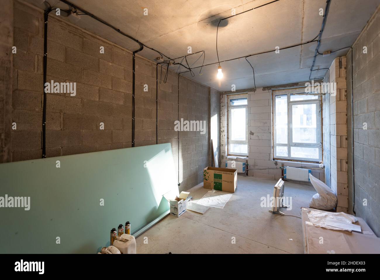 Le processus d'installation de cadres métalliques pour placoplâtre - cloisons sèches - pour la fabrication de murs de gypse dans l'appartement est en construction, remodelage Banque D'Images