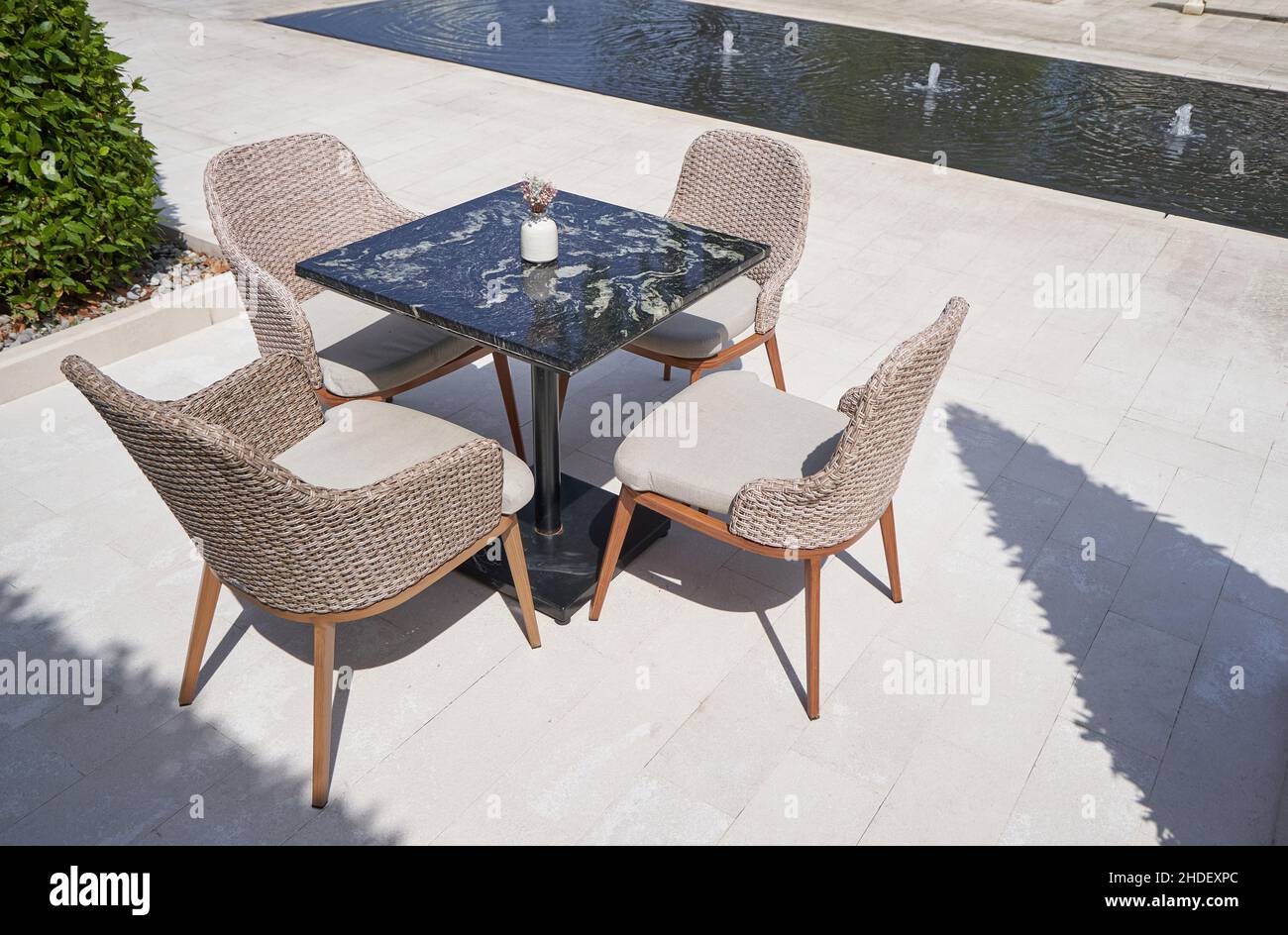 Luxueux mobilier extérieur en osier avec table en marbre. Banque D'Images