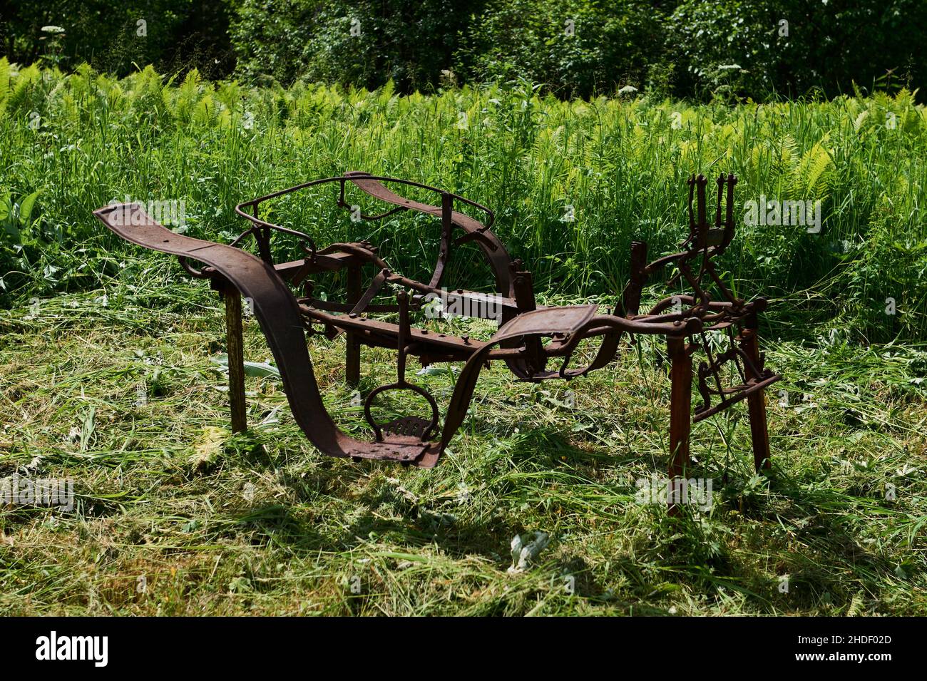 Anciennes machines agricoles.Vieille charrue rouillée sur le bord d'un champ agricole Banque D'Images