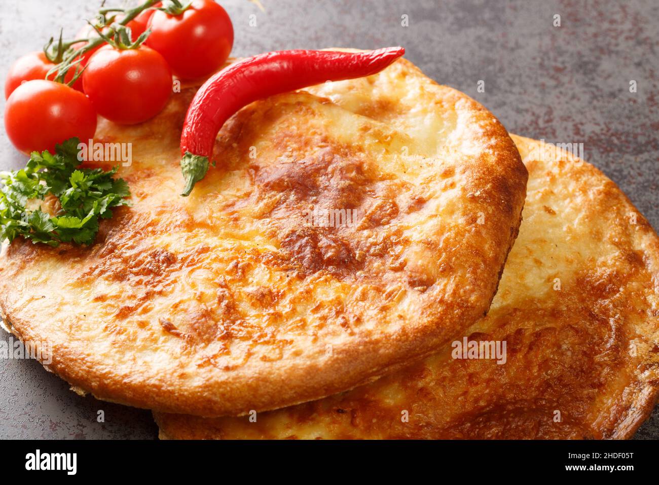 Khachapuri géorgien de blé fraîchement cuit avec du fromage en gros plan sur la table. Horizontal Banque D'Images