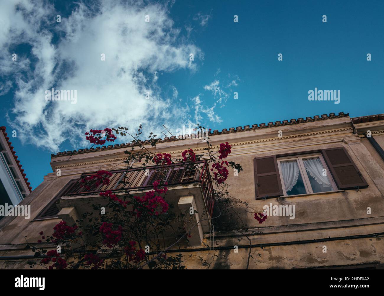 Maison avec balcon sous le ciel bleu à Nafplio, Grèce Banque D'Images