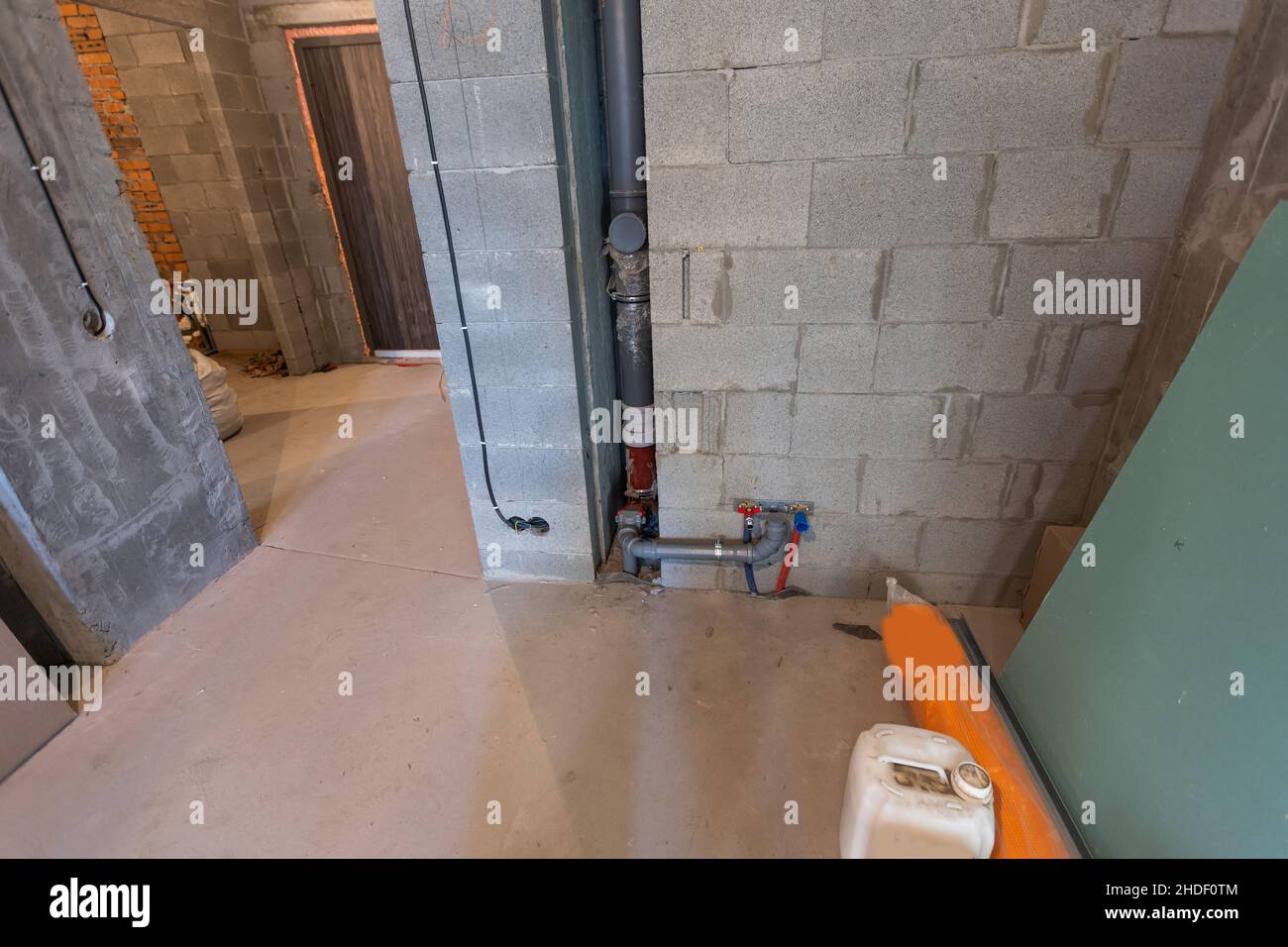 Le processus d'installation de cadres métalliques pour placoplâtre - cloisons sèches - pour la fabrication de murs de gypse dans l'appartement est en construction, remodelage Banque D'Images