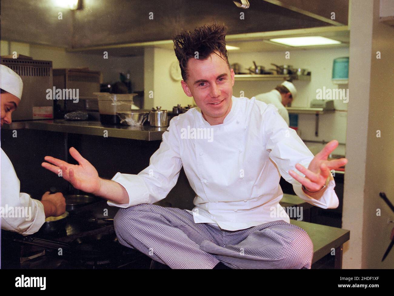 Gary Rhodes, célèbre chef photographié dans son restaurant Pimlico « Rhodes in the Square », Dolphin Square, Londres SW1, 11th décembre 1998. Banque D'Images