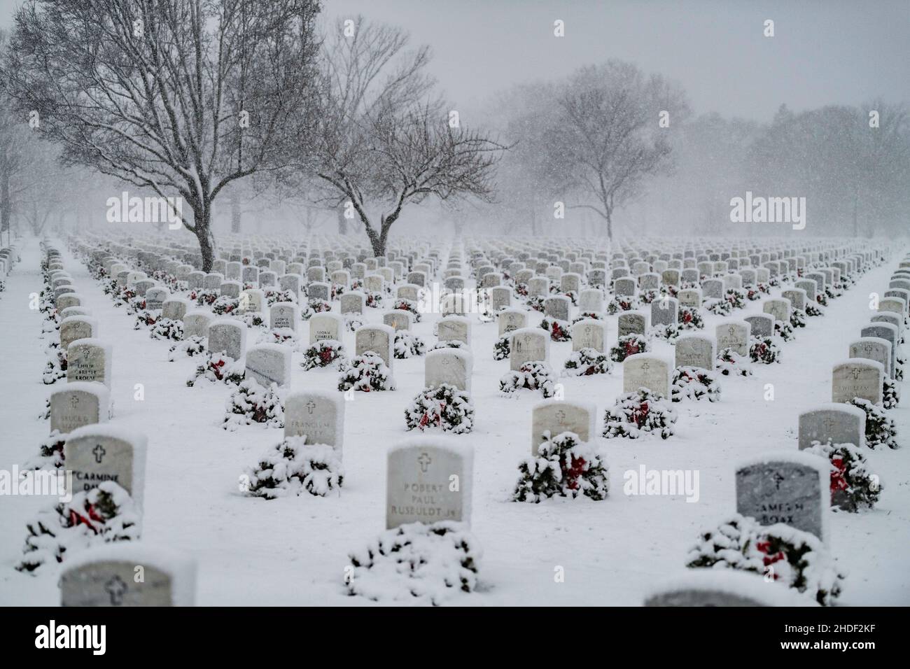 L'année.3rd janvier 2022.La neige tombe dans la section 60 du cimetière national d'Arlington, à Arlington, en Virginie, le 3 janvier 2022.C'était la première neige de l'année.L'article 60 est le dernier lieu de repos pour les anciens combattants des guerres en Afghanistan et en Irak.Crédit obligatoire : Elizabeth Fraser/US Army via CNP/dpa/Alay Live News Banque D'Images