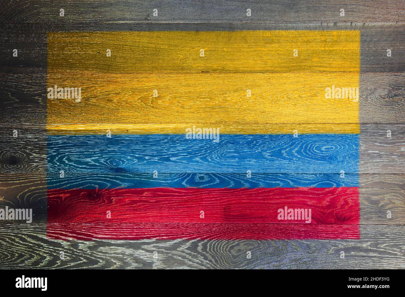 Drapeau colombien sur fond rustique de surface en bois ancien Banque D'Images