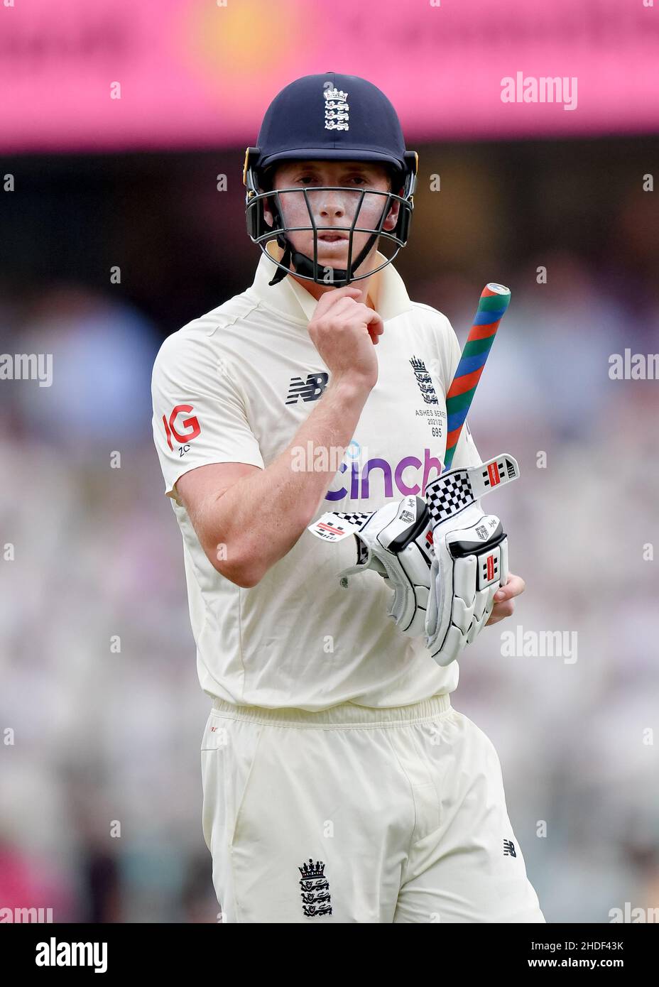 Sydney, Australie.Le 06 janvier 2022, Zak Crawley, d'Angleterre, se penche pendant la deuxième journée du quatrième match de test de la série Ashes entre l'Australie et l'Angleterre au Sydney Cricket Ground, le 06 janvier 2022 à Sydney, en Australie.(Usage éditorial uniquement) Banque D'Images