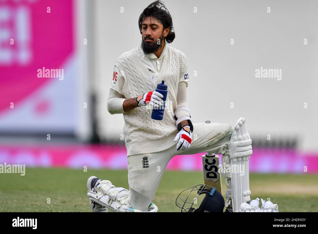 Sydney, Australie.Le 06 janvier 2022, Haseeb Hameed d'Angleterre se fait boire pendant le deuxième jour du quatrième match de test de la série Ashes entre l'Australie et l'Angleterre au Sydney Cricket Ground le 06 janvier 2022 à Sydney, en Australie.(Usage éditorial uniquement) Banque D'Images
