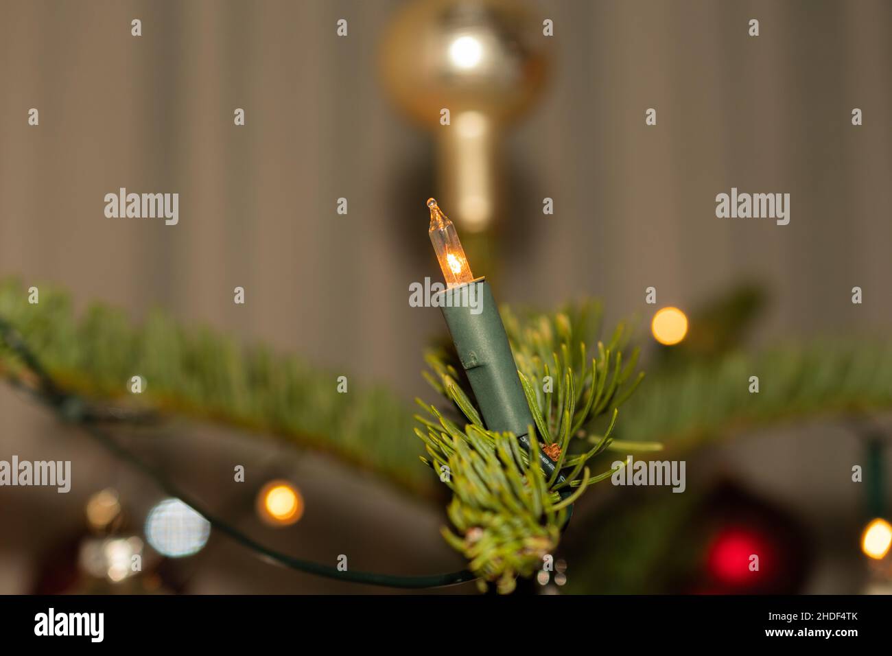 Liechtenstein, 24 décembre 2021 arbre de Noël décoré de lumières électriques Banque D'Images