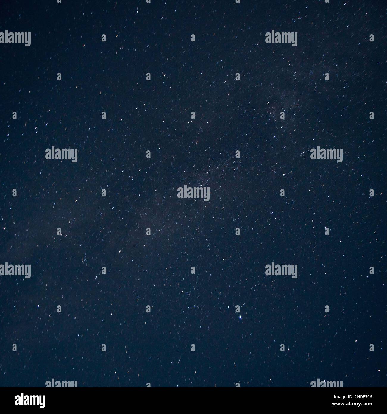 Belle vue d'un ciel bleu nocturne et des étoiles sur fond sombre Univers rempli d'étoiles Banque D'Images