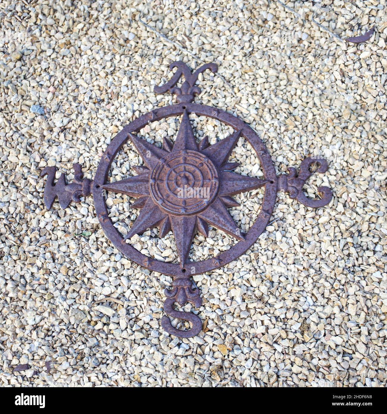 Repasser la rose des vents sur les galets Banque D'Images