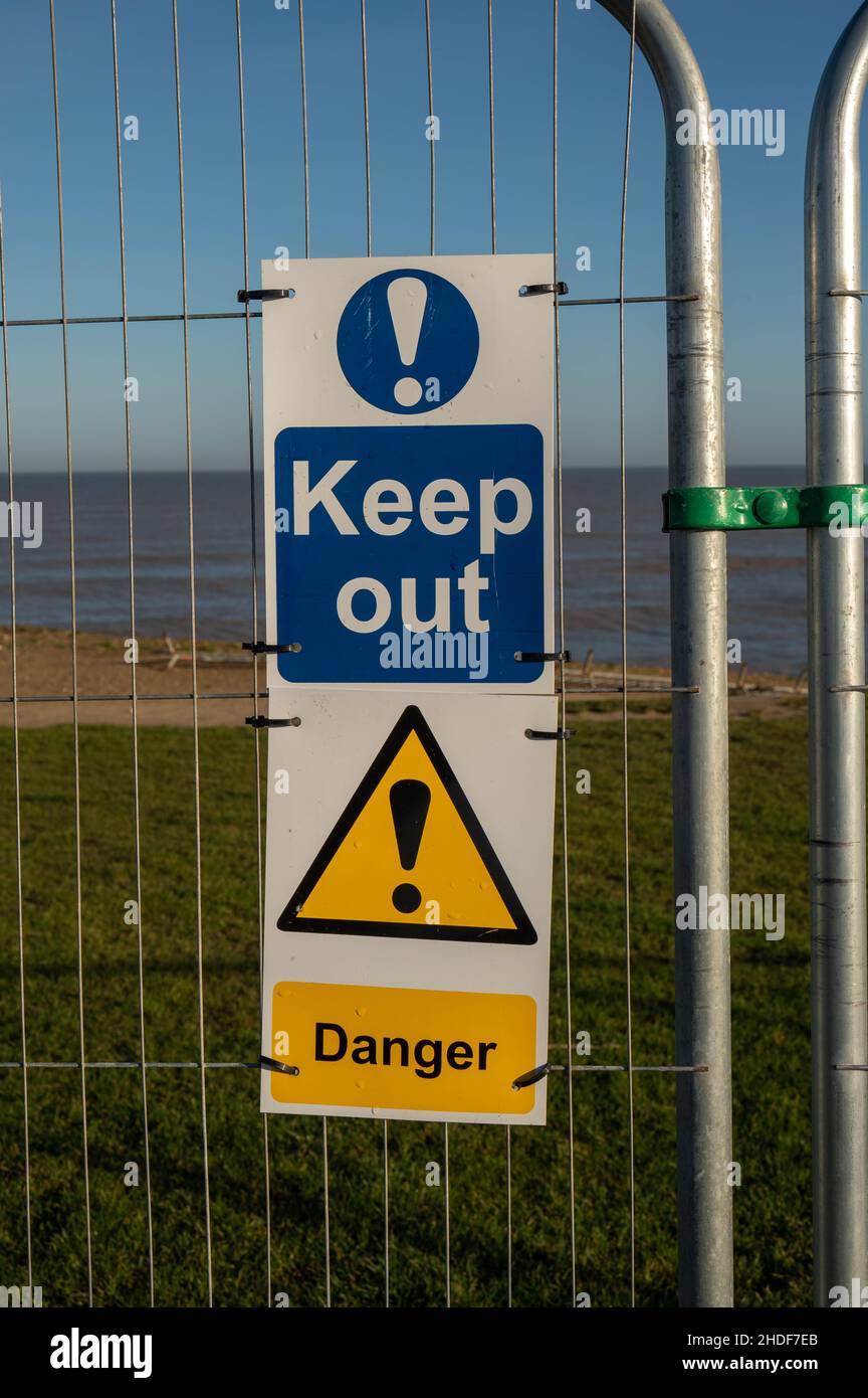 La plage de Happisburgh est fermée en raison d'une passerelle effondrée avec clôtures en métal sur les falaises Banque D'Images