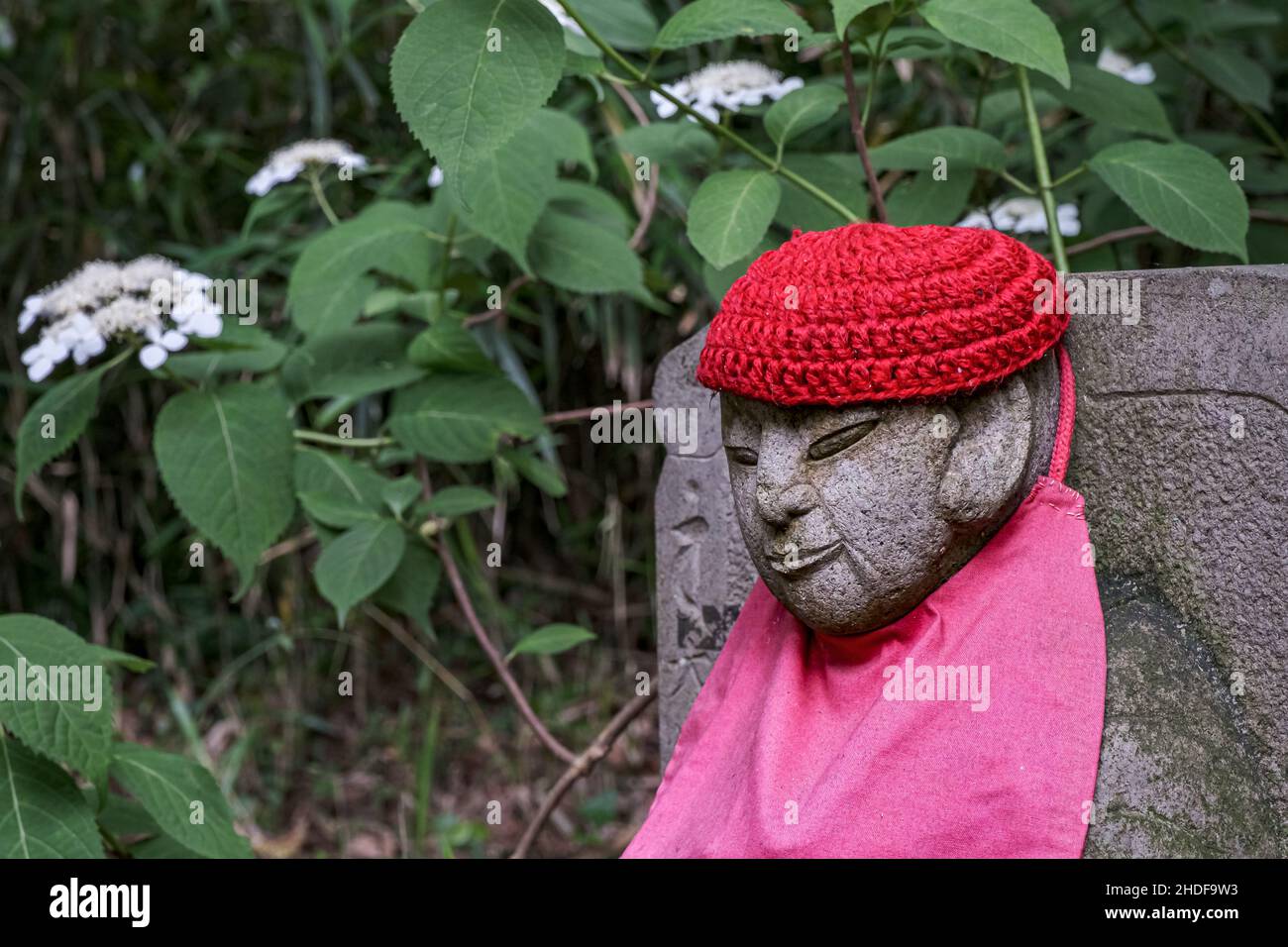 Une statue solitaire dans le jardin Banque D'Images