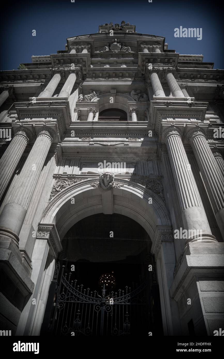 Photo verticale en niveaux de gris de la cathédrale Basilique des Saints Pierre et Paul à Philadelphie, Etats-Unis Banque D'Images