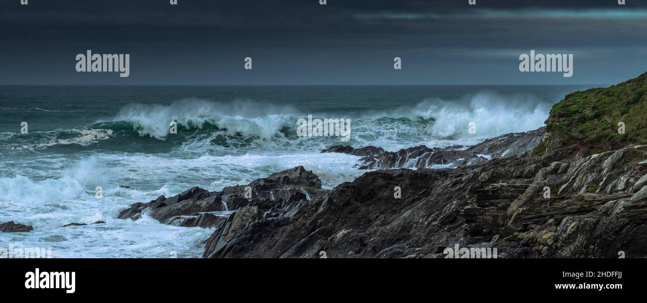 Une image panoramique des conditions météorologiques orageux sur la côte autour de Towan Head à Newquay, en Cornouailles. Banque D'Images