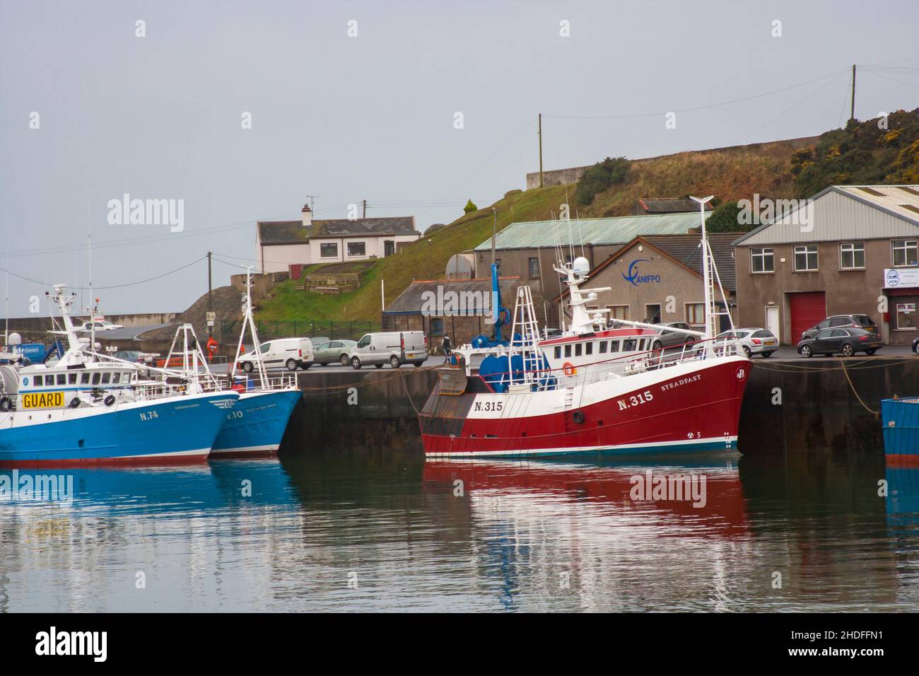 9 décembre 2016Trawlers au Quayside pour le week-end dans le comté de Kilkeel Harbour sur la côte est de l'Irlande du Nord Banque D'Images