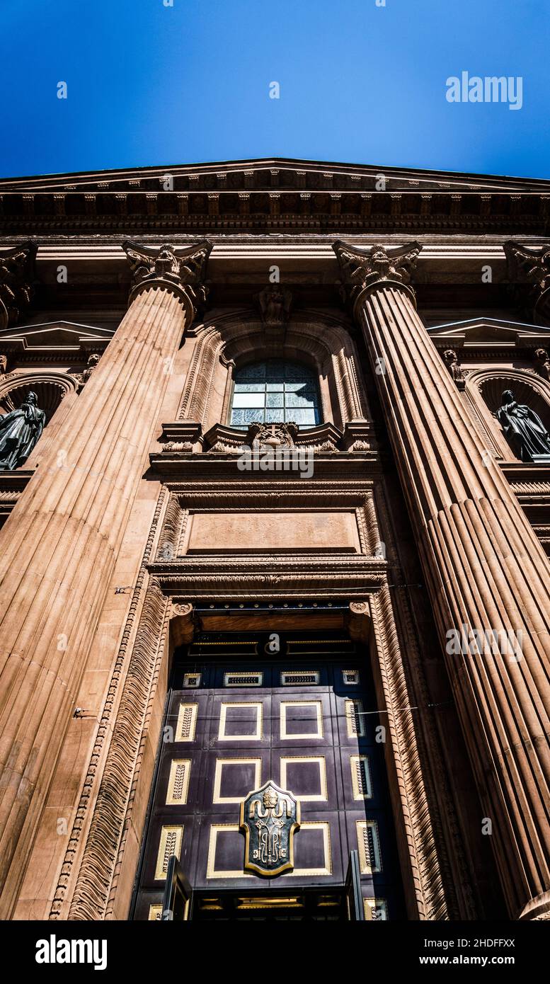 Photo verticale en petit angle de la cathédrale de la basilique Saint-Pierre-et-Paul à Philadelphie, États-Unis Banque D'Images