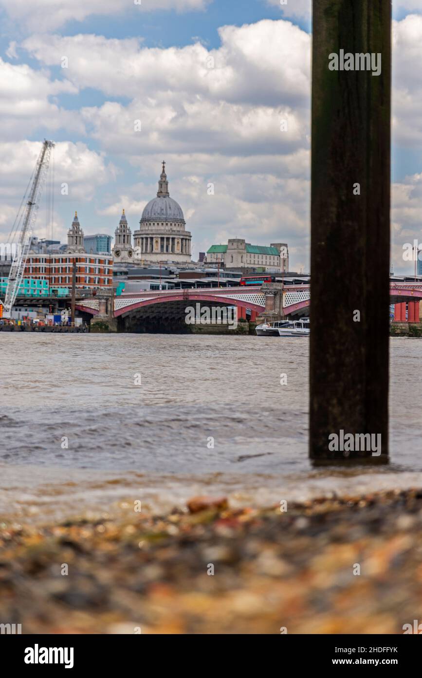 Plage urbaine de Southbank sous la jetée et vue sur le dôme de la cathédrale St Paul, Londres Banque D'Images