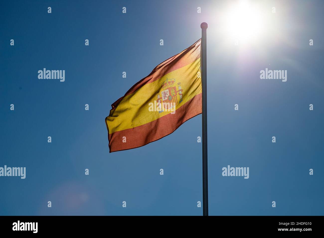 drapeau espagnol sur fond bleu Banque D'Images