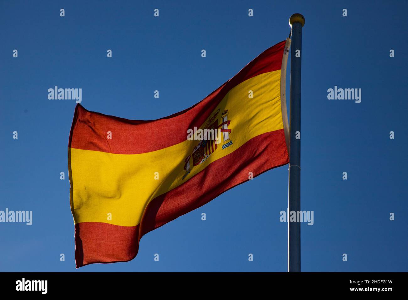 drapeau espagnol sur fond bleu Banque D'Images