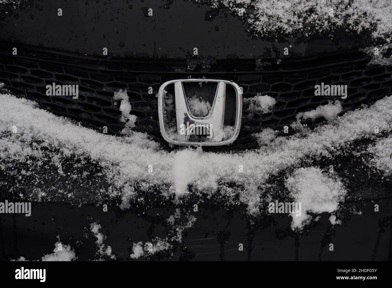 Le logo Honda familier sur le gril d'une Honda Fit après une tempête de neige à Santa Fe, Nouveau-Mexique. Banque D'Images Le logo Honda familier sur le gril d'une Honda Fit après une tempête de neige à Santa Fe, Nouveau-Mexique. Banque D'Images