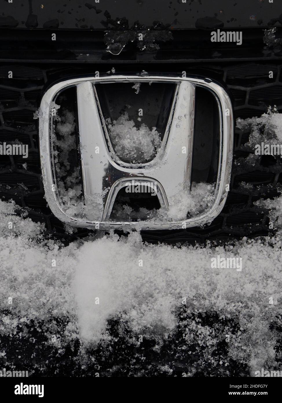 Le logo Honda familier sur le gril d'une Honda Fit après une tempête de neige à Santa Fe, Nouveau-Mexique. Banque D'Images Le logo Honda familier sur le gril d'une Honda Fit après une tempête de neige à Santa Fe, Nouveau-Mexique. Banque D'Images
