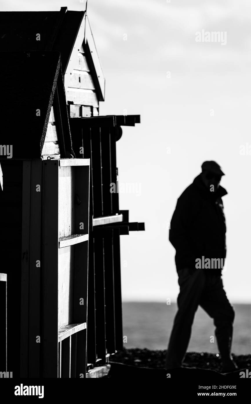 Silhouette d'un homme qui marche sur la plage à Hayling Island, Hampshire, Royaume-Uni Banque D'Images