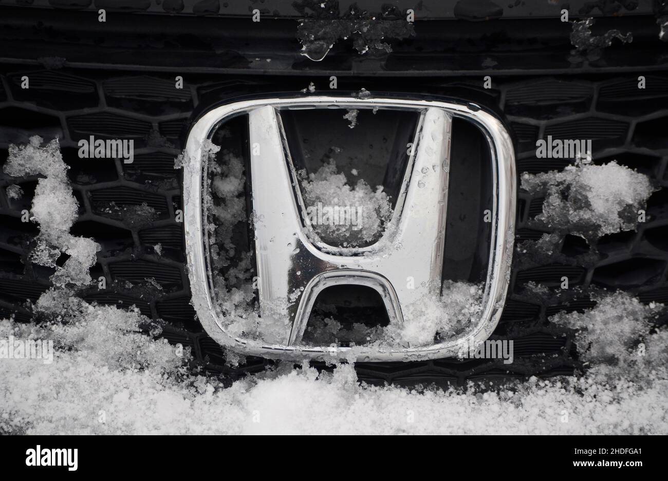 Le logo Honda familier sur le gril d'une Honda Fit après une tempête de neige à Santa Fe, Nouveau-Mexique. Banque D'Images Le logo Honda familier sur le gril d'une Honda Fit après une tempête de neige à Santa Fe, Nouveau-Mexique. Banque D'Images