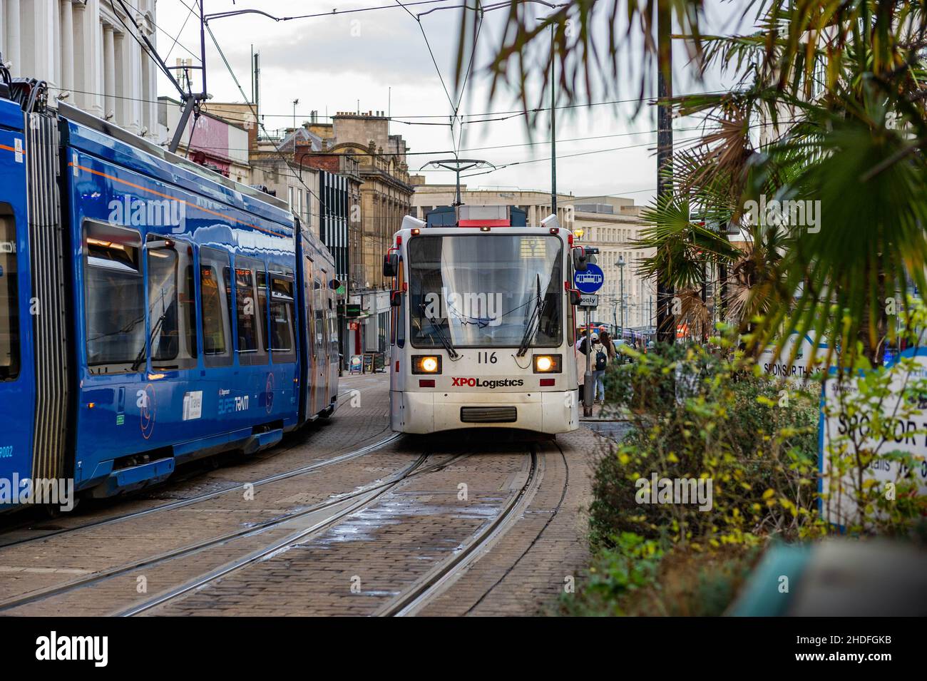 Sheffield Tram dans le centre-ville Banque D'Images