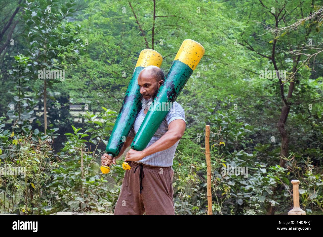 Les lutteurs indiens non identifiés font de l'exercice en levant leurs équipements traditionnels près de ganga Ghat à Varanasi, Uttar Pradesh, Inde. Banque D'Images