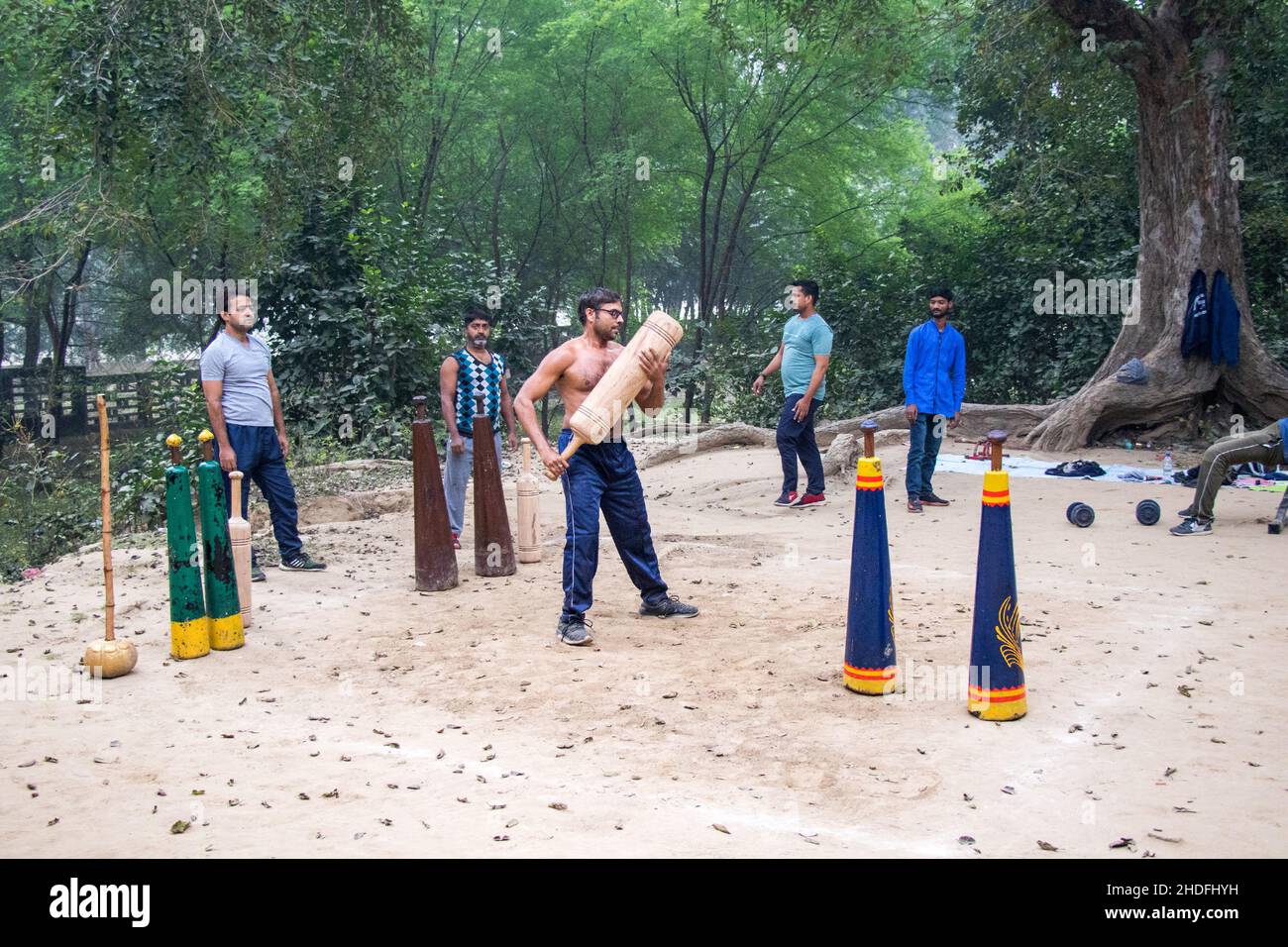 Les lutteurs indiens non identifiés font de l'exercice en levant leurs équipements traditionnels près de ganga Ghat à Varanasi, Uttar Pradesh, Inde. Banque D'Images