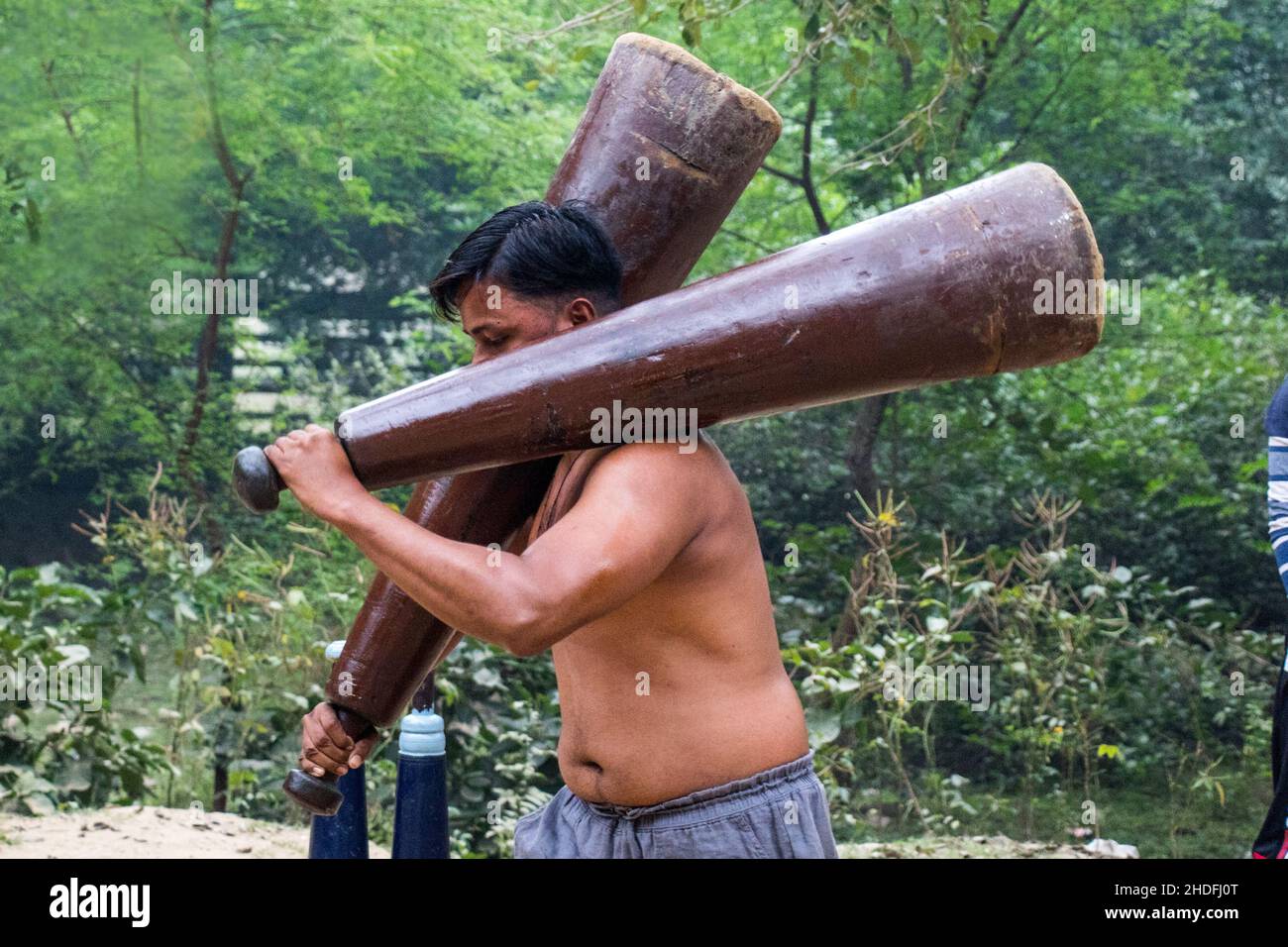 Les lutteurs indiens non identifiés font de l'exercice en levant leurs équipements traditionnels près de ganga Ghat à Varanasi, Uttar Pradesh, Inde. Banque D'Images