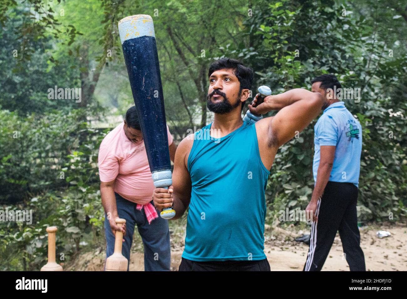 Les lutteurs indiens non identifiés font de l'exercice en levant leurs équipements traditionnels près de ganga Ghat à Varanasi, Uttar Pradesh, Inde. Banque D'Images