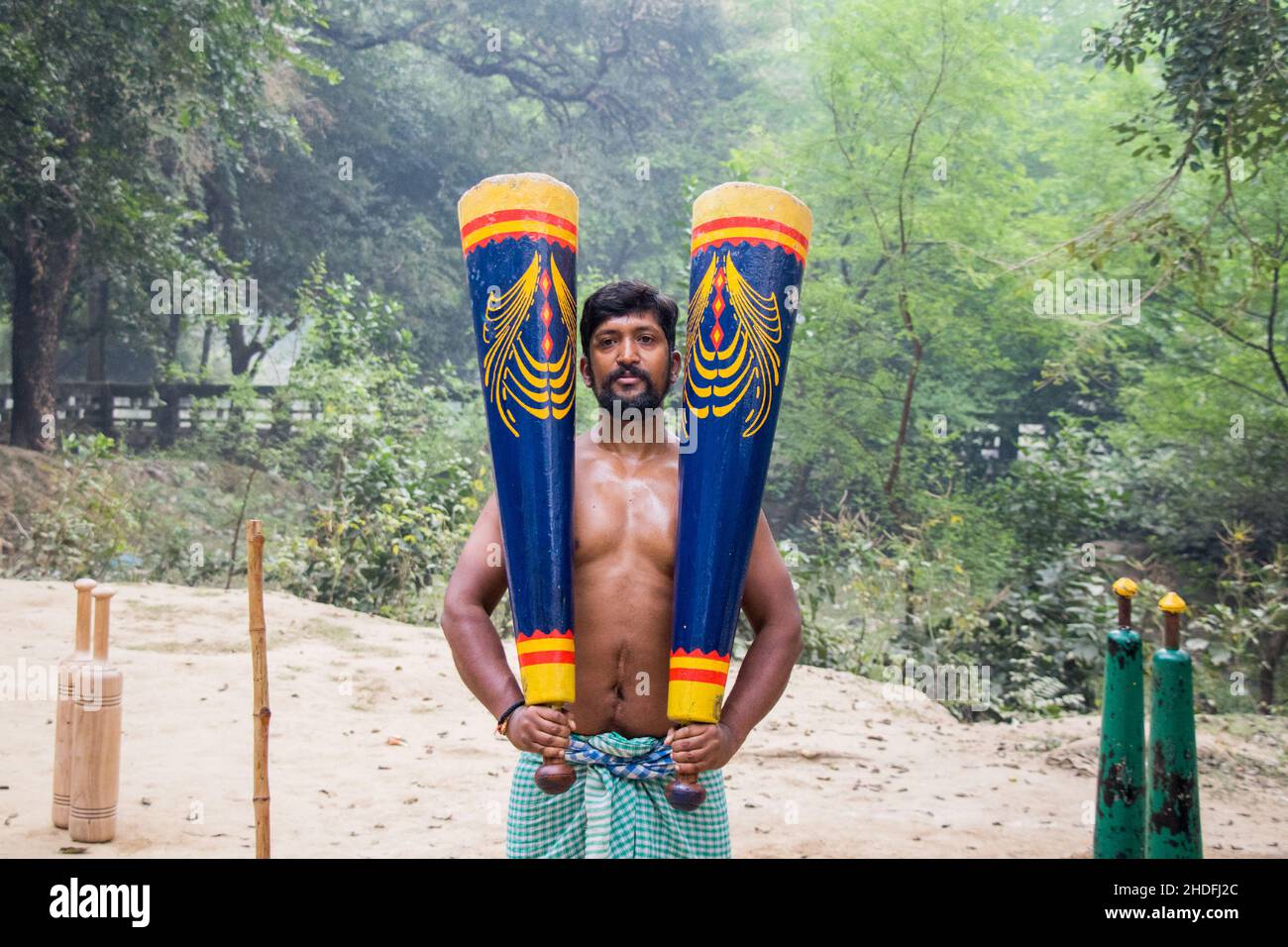 Les lutteurs indiens non identifiés font de l'exercice en levant leurs équipements traditionnels près de ganga Ghat à Varanasi, Uttar Pradesh, Inde. Banque D'Images