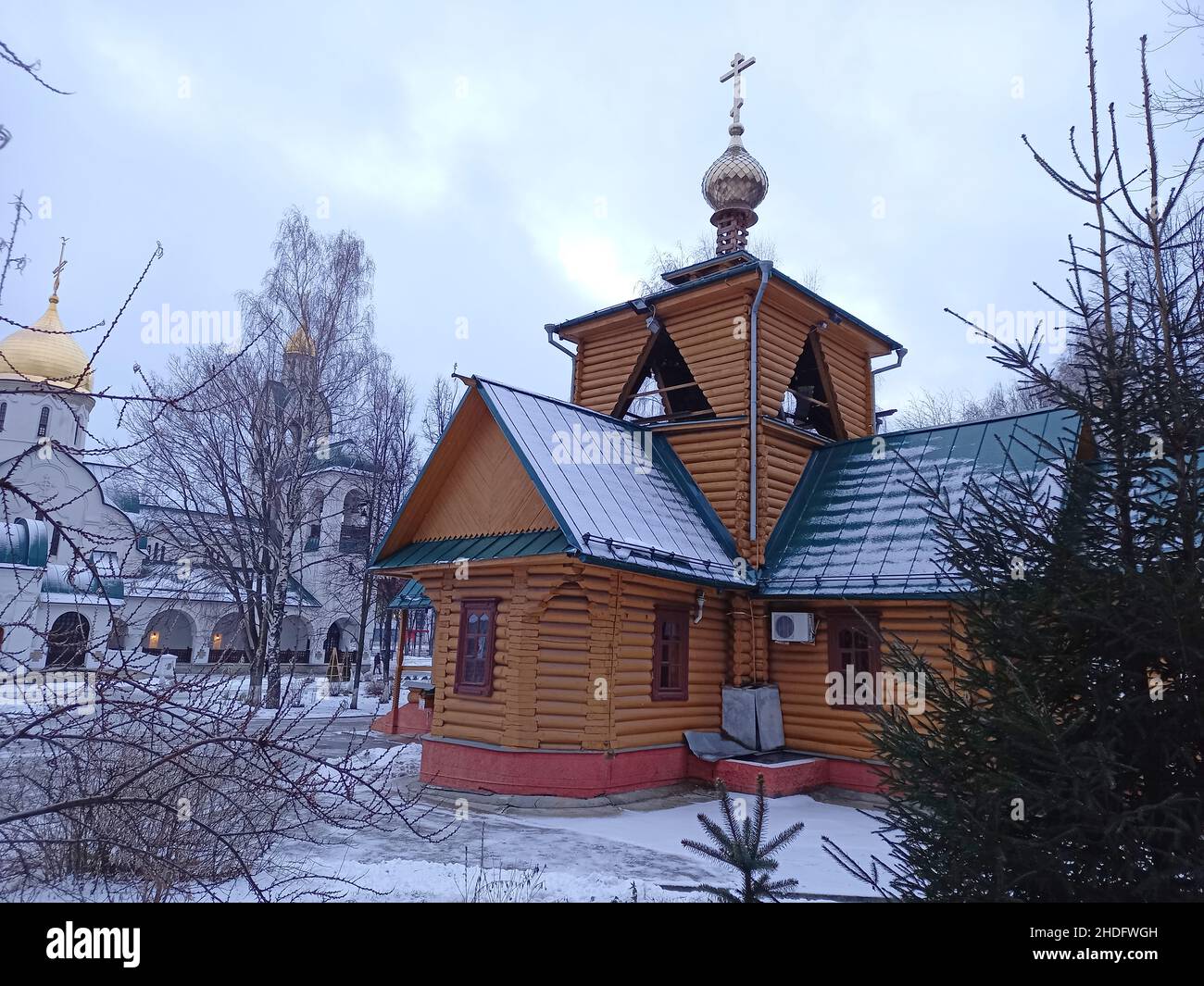 Église orthodoxe.Une église orthodoxe en rondins.Noël. Banque D'Images