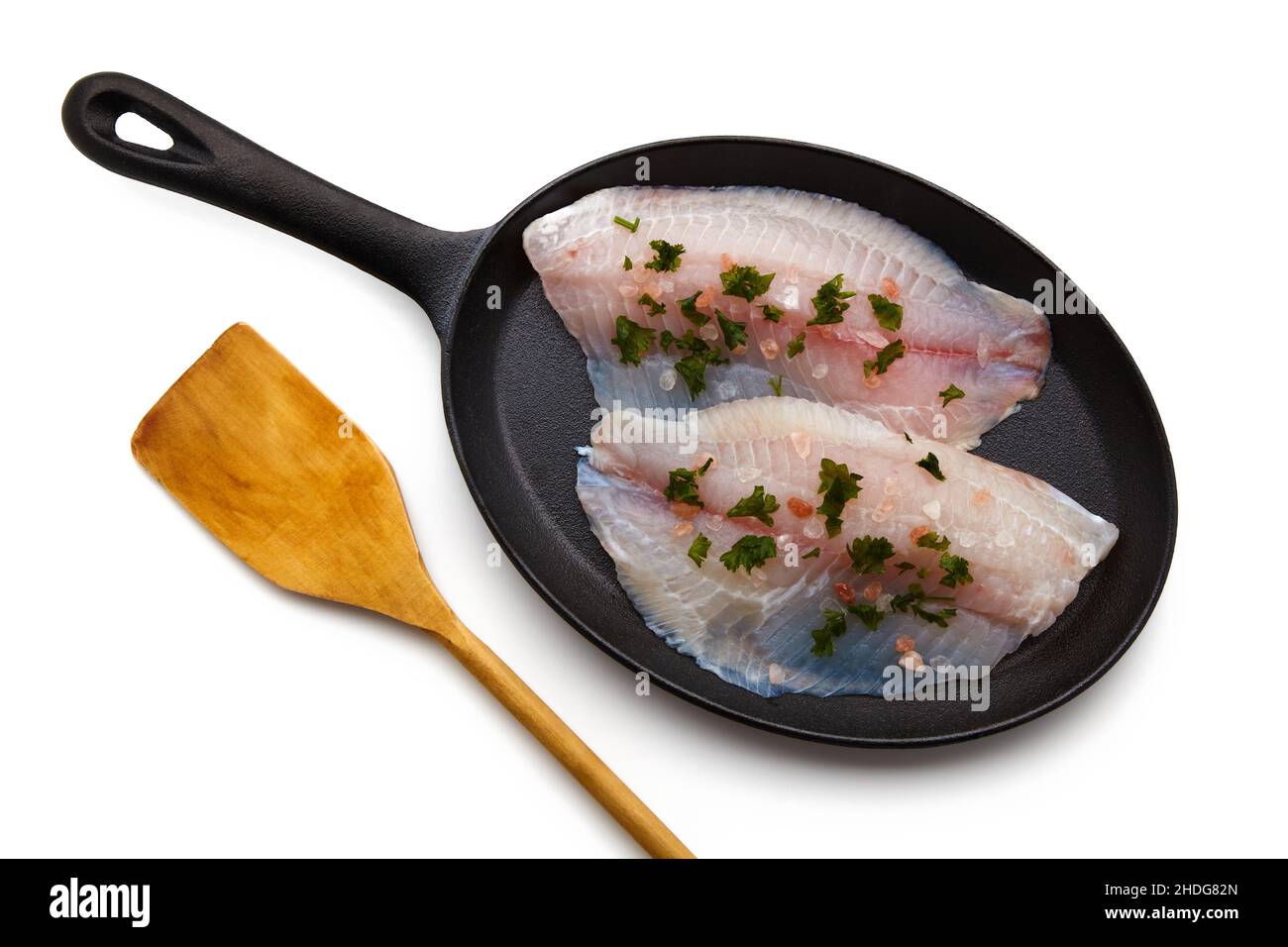 Filet de poisson blanc cru préparé parsemé de sel rose et d'herbes Banque D'Images