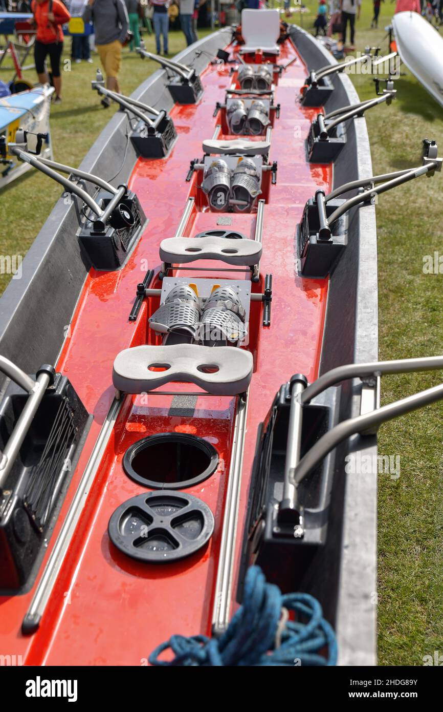 Bottes de fauchage dans le bateau rouge Banque D'Images