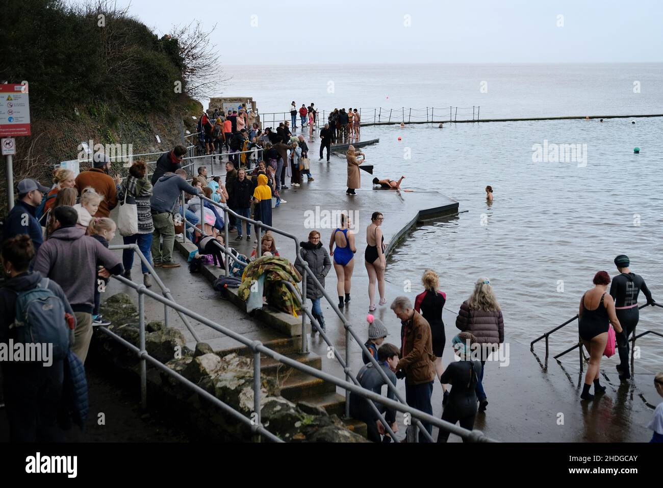 Baignade en hiver à la piscine Clevedon le jour de l'an. Banque D'Images