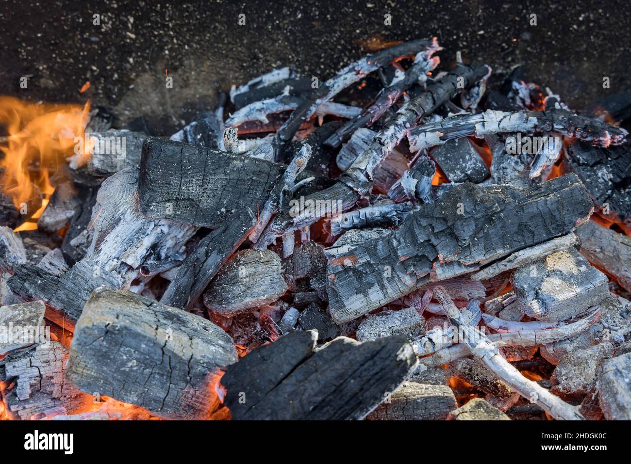 Griller barbecue noir vide avec des barbecues au feu flamboyant un gril prêt pour la cuisson des aliments Banque D'Images