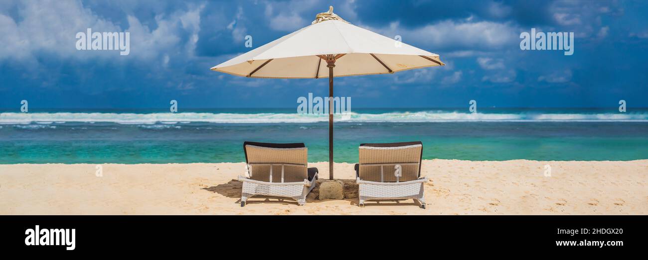 Deux chaises de plage sur la bannière vacances tropicales, format long Banque D'Images