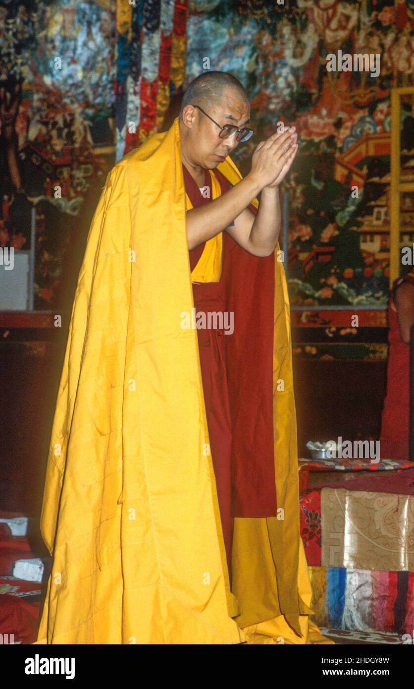 H. H.Dalaï Lama à la prière et à la prostration lors de la cérémonie d'initiation de Kalachakra en 1984.Bodh Gaya, Bihar, Inde Banque D'Images