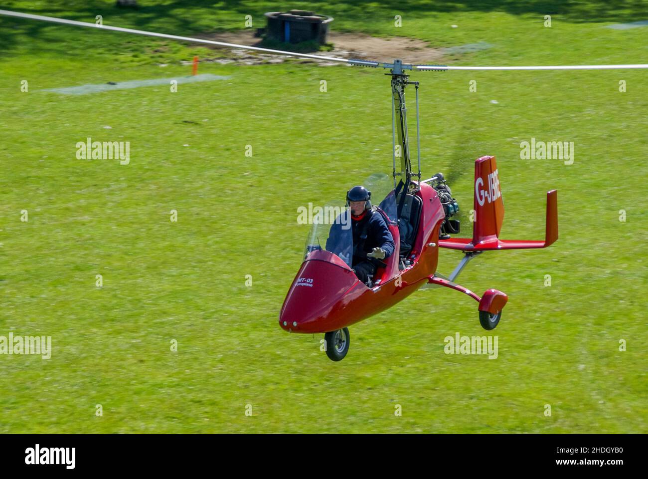 AutoGyro MT-03, MTOsport, autogyro G-JBRE décollage de Henham Park, piste d'atterrissage en herbe de la campagne du Suffolk.Autogyro allemand, par RotorSport UK MT-03 Banque D'Images