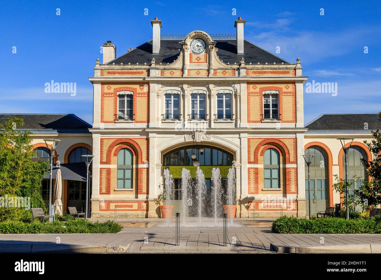 France, Allier, Bourbonnais, Vichy, classée au patrimoine mondial de l'UNESCO dans le cadre des grandes Velles d'eaux d'Europe, façade de la gare et parvis WIT Banque D'Images