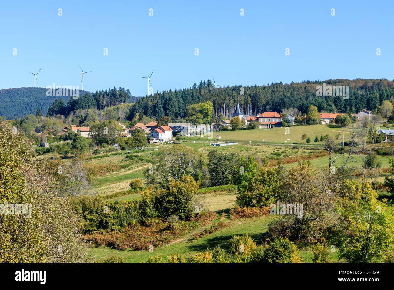 France, Allier, Bourbonnais, Saint Nicolas des Biefs, village et éolienne // France, Allier (03), Bourbonnais, Saint-Nicolas-des-Biefs, village e Banque D'Images