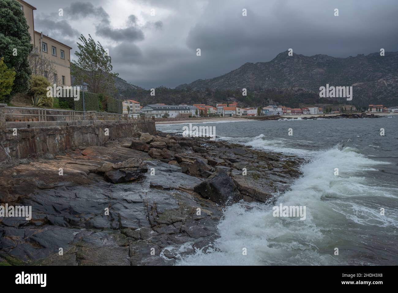 Belle vue sur la cascade d'Ezaro entourée de nombreux rochers en Espagne Banque D'Images